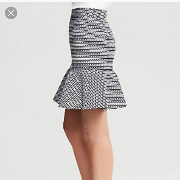 Banana Republic Dresses & Skirts - LIKE NEW Banana Republic Jacquard Skirt - 00P